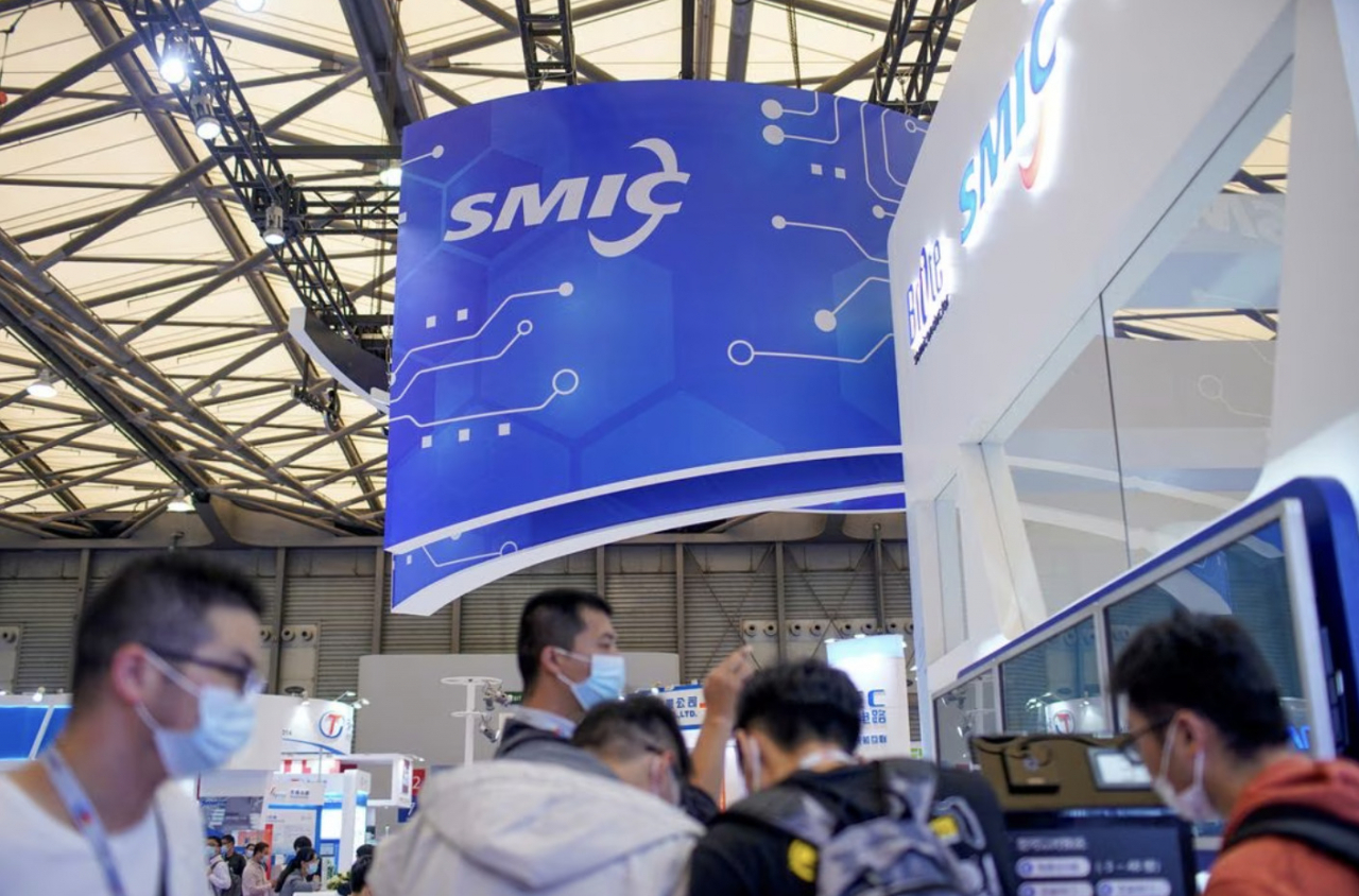 지난 2020년 10월 중국 상하이에서 열린 중국 국제 반도체엑스포에서 참관객들이 SMIC 부스를 구경하고 있다. [로이터]