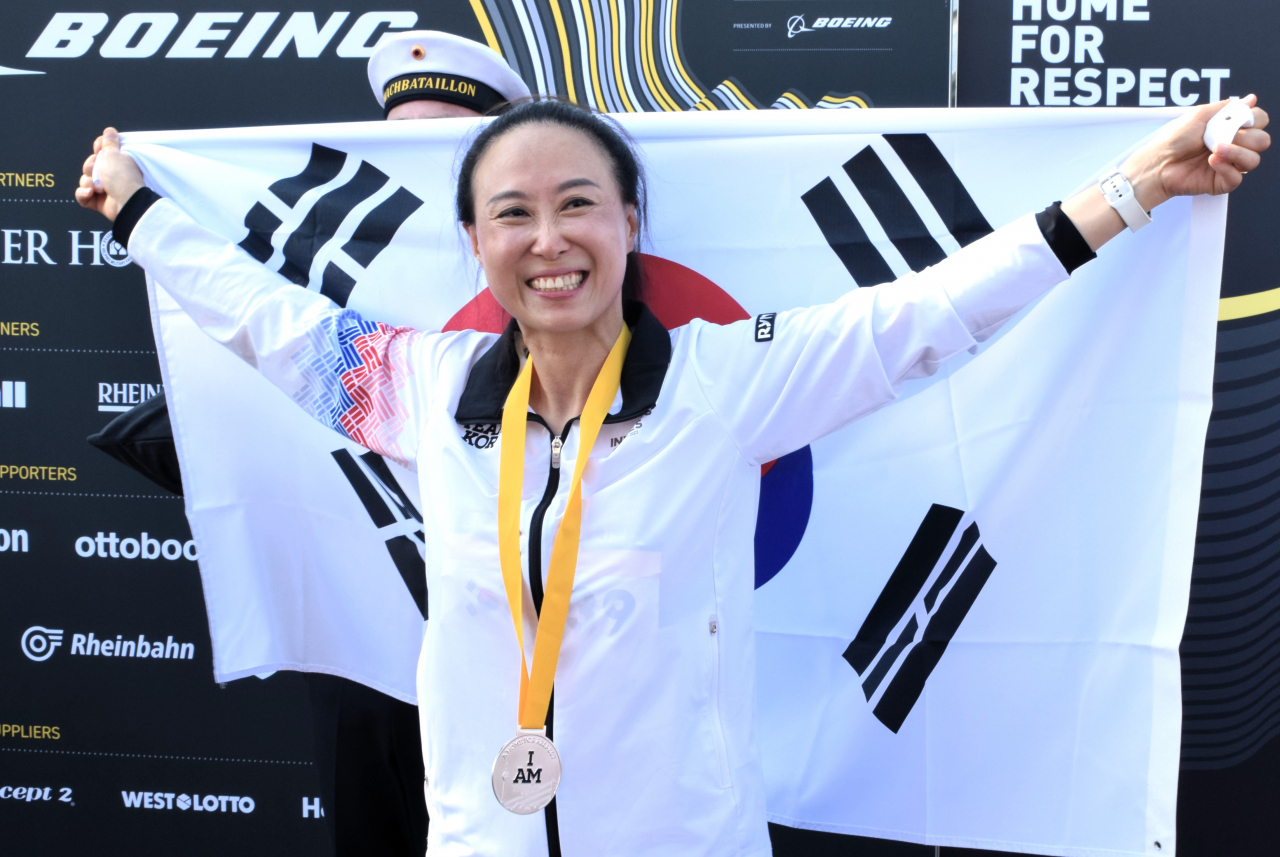 11일(현지시간) 독일 뒤셀도르프에서 열린 ‘인빅터스 게임 2023’ 여자 육상 100m 경기에 출전해 은메달을 차지한 이은주 선수가 메달을 목에 걸고 기뻐하고 있다.[뒤셀도르프(독일)=국가보훈부공동취재단]