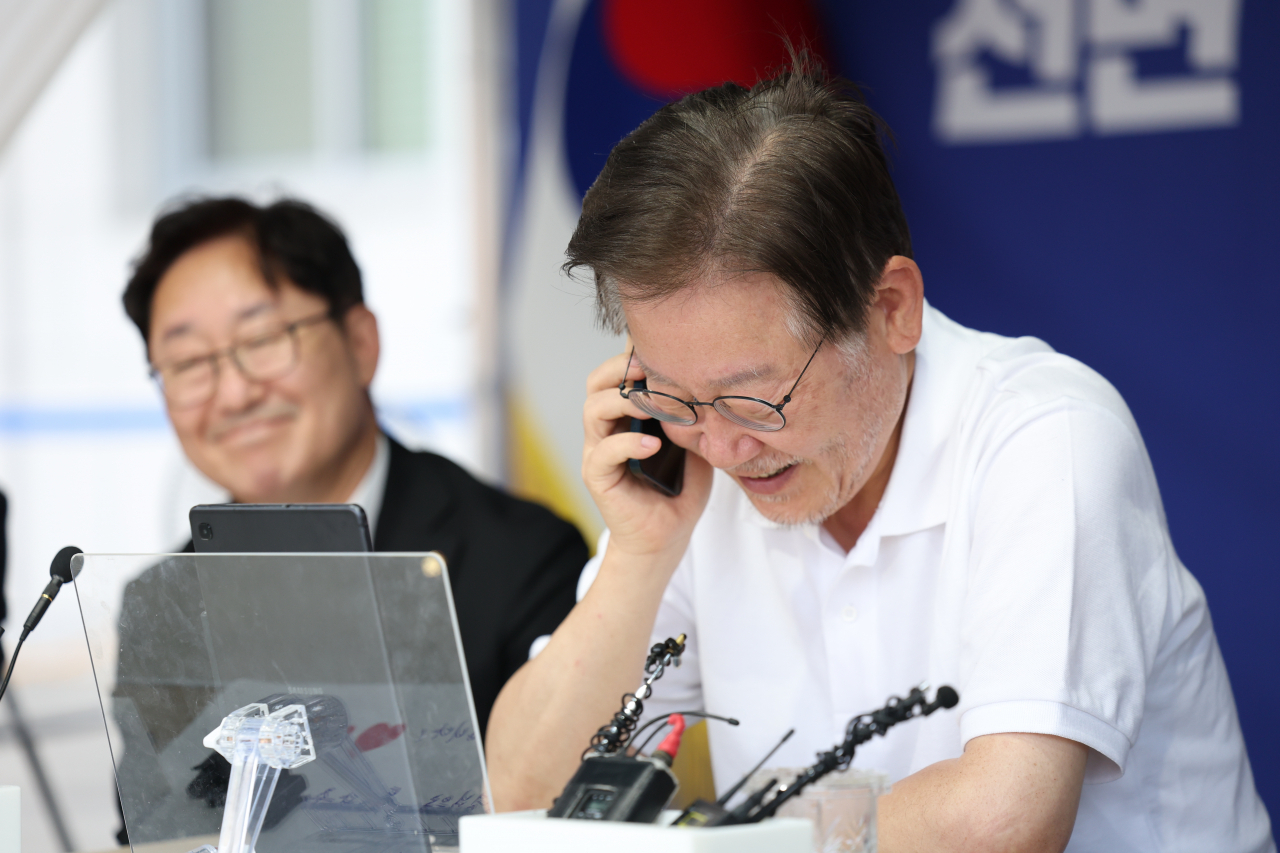 이재명 더불어민주당 대표가 11일 국회 본청 앞 단식농성 천막에서 노무현 전 대통령 부인 권양숙 여사와 통화를 하고 있다. [연합]
