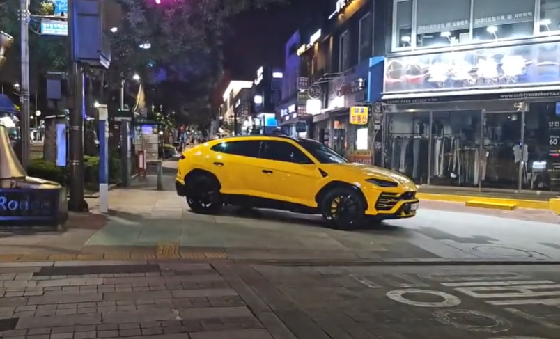 A씨가 강남구 압구정 로데오거리에 세워둔 람보르기니 차량. [유튜브 채널 ‘카라큘라 탐정사무소’ 캡처]