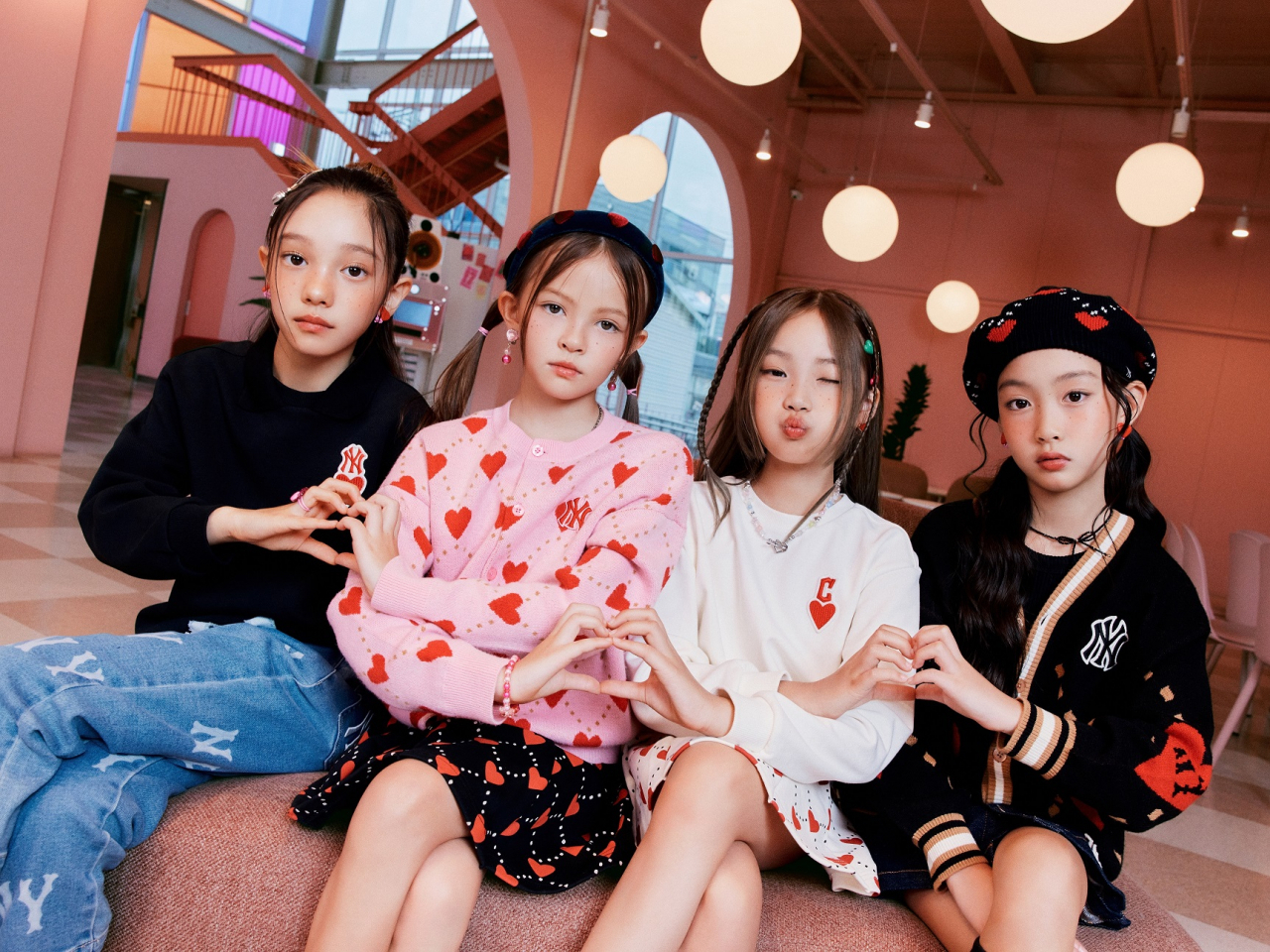 F&F가 MLB 키즈의 하트 컬렉션 판매 수익의 일부를 어린이 환우에게 기부하는 ‘F&F 위드 유’ 캠페인을 진행한다. [F&F 제공]