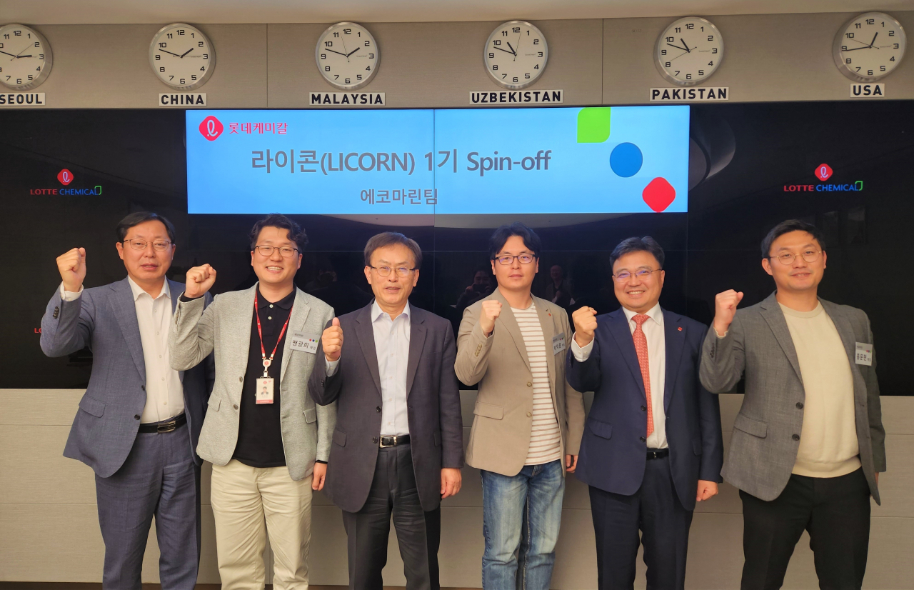김교현(왼쪽 세번째) 롯데케미칼 부회장과 박덕훈(왼쪽 네번째) 에코마린 대표 등이 기념촬영을 하고 있다. [롯데케미칼 제공]
