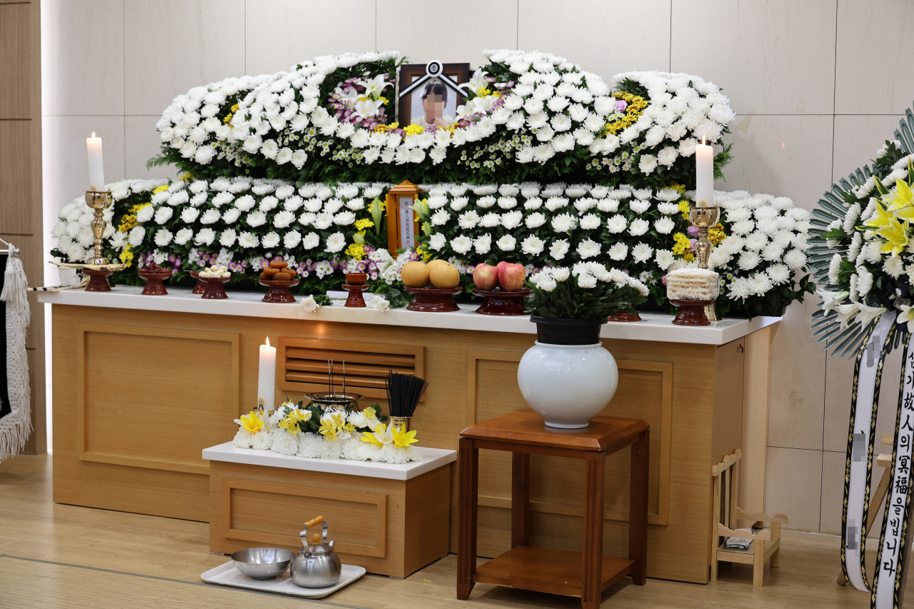 8일 오전 악성민원 등으로 괴로워하다 극단적 선택으로 숨진 대전 한 초등학교 교사의 빈소가 대전 서구 한 장례식장에 마련돼 있다. [연합뉴스]