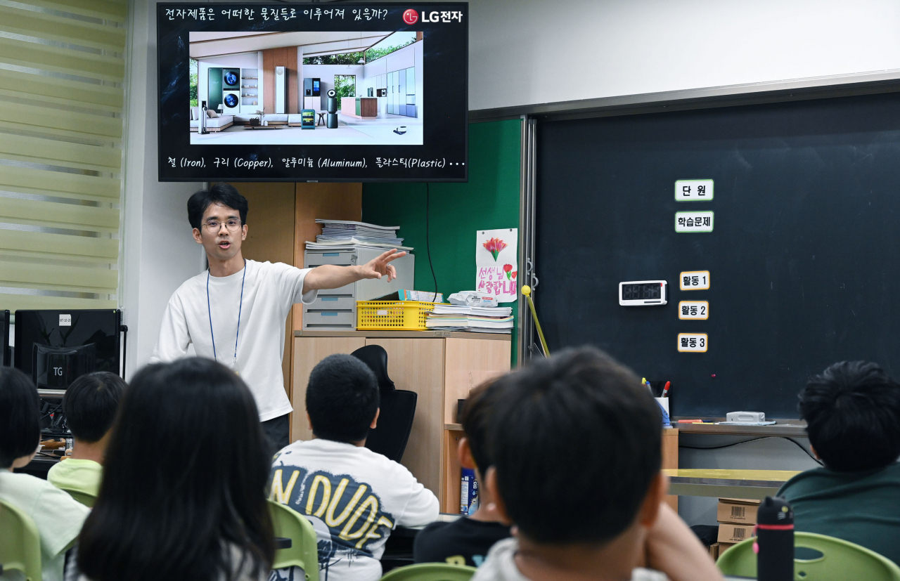 지난 11일 서울 중구 충무초등학교에서 LG전자 직원이 폐전자제품을 재활용 방법을 초등학생들에게 설명하는 모습.[LG전자 제공]