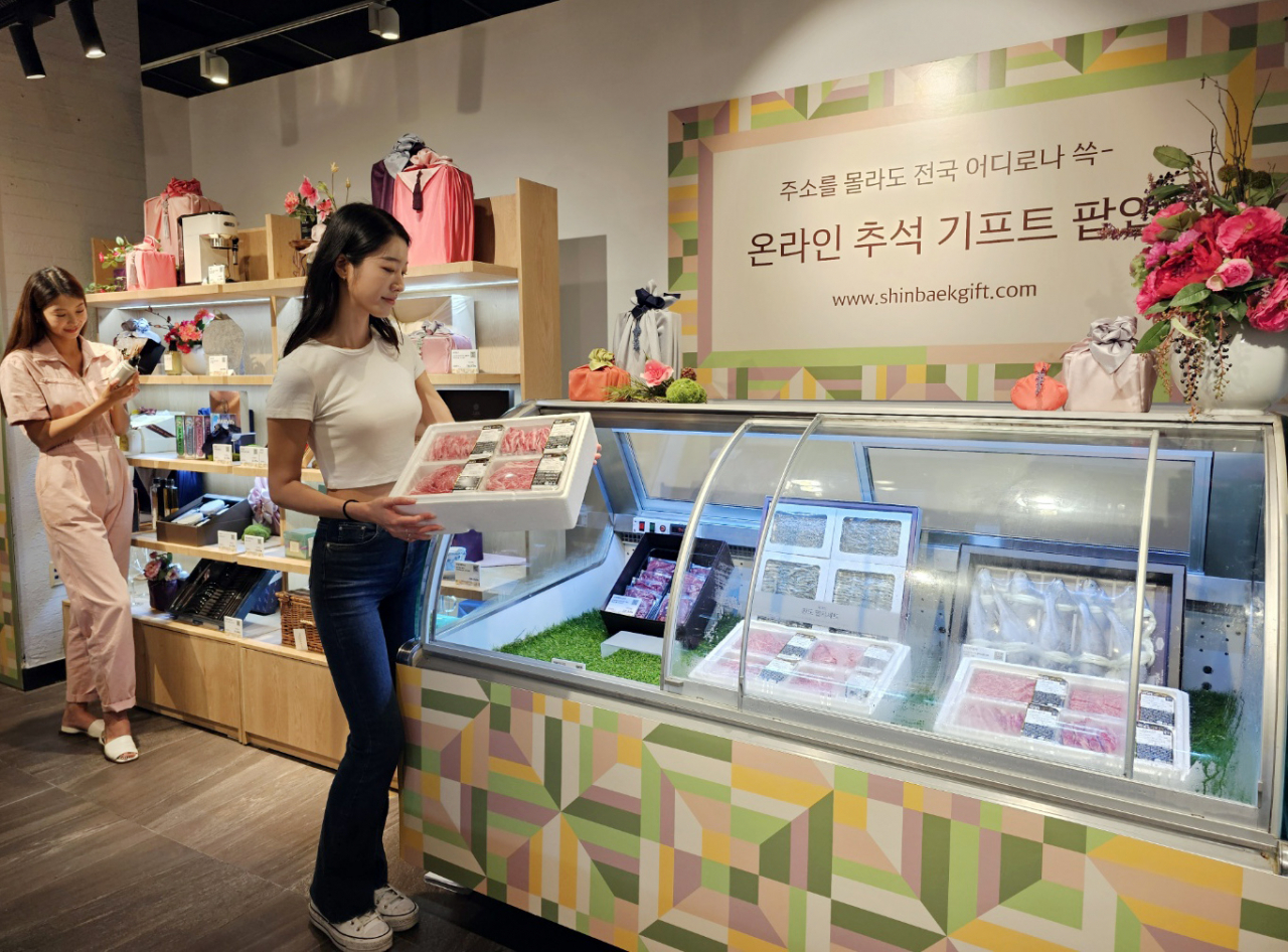 신세계백화점은 11일부터 강남점 지하 1층 명절 기프트 특설 행사장 앞에서 ‘추석 온라인 기프트 팝업’을 연다. [신세계백화점 제공]