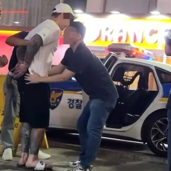 11일 오후 7시40분께 강남구 신사동 한 음식점 앞에서 전신에 문신을 한 A씨가 경찰에 체포될 당시 모습. [유튜브채널 카라큘라 탐정사무소 갈무리]