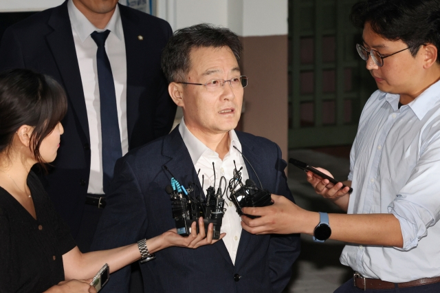 김만배씨가 취재진 질문에 답하고 있다.[연합]