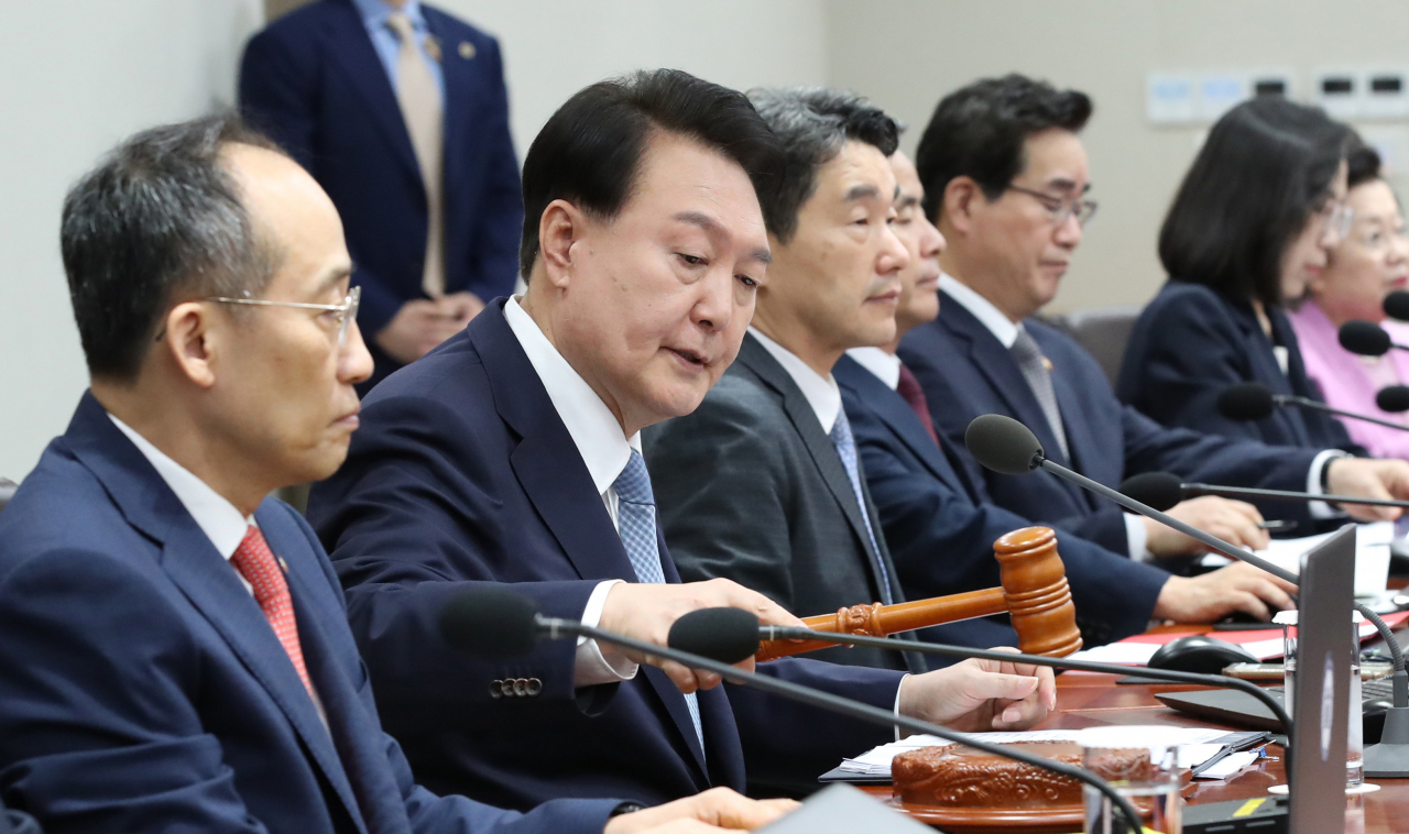 윤석열 대통령이 12일 서울 용산 대통령실 청사에서 열린 국무회의에서 개회선언을 하고 있다. [연합]