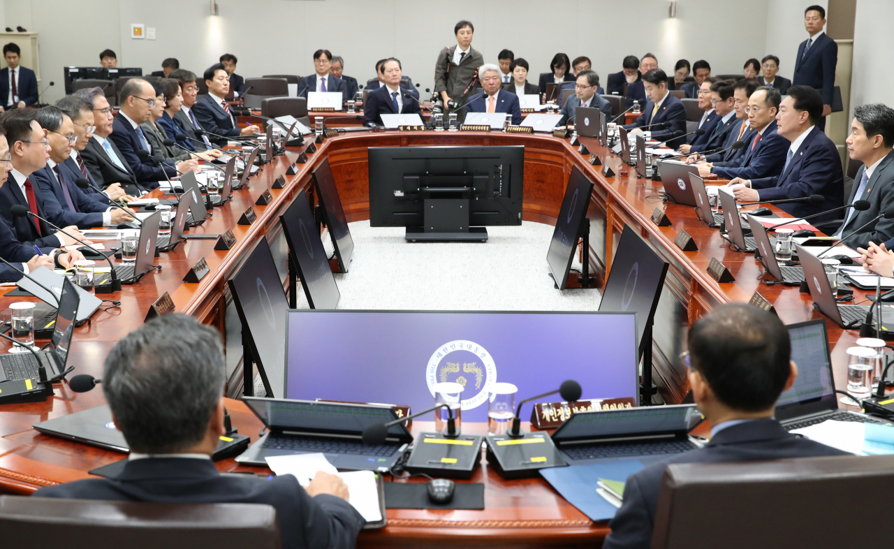 윤석열 대통령이 12일 서울 용산 대통령실 청사에서 국무회의를 주재하고 있다. [연합]