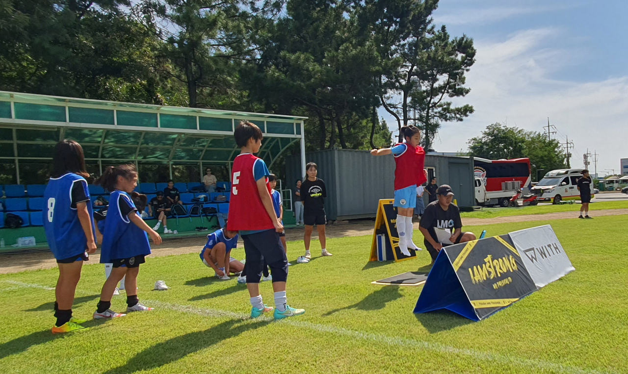 현대제철이 9일 진행한 인천디자인고등학교 및 가정여자중학교 축구부 입단테스트. [현대제철 제공]