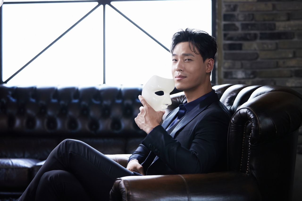 데뷔 14년 만에 뮤지컬 ‘오페라의 유령’을 꿈의 무대에 도전하게 된 최재림은 “대기업 부장급으로 스카우트된 기분”이라고 말했다. [클립서비스 제공]