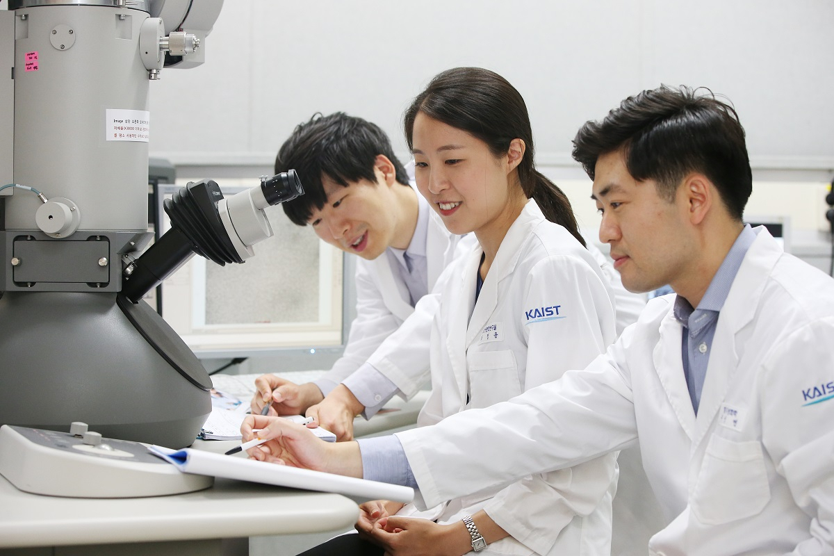 KAIST 의과학대학원 학생들이 연구를 수행하고 있다.[KAIST 제공]