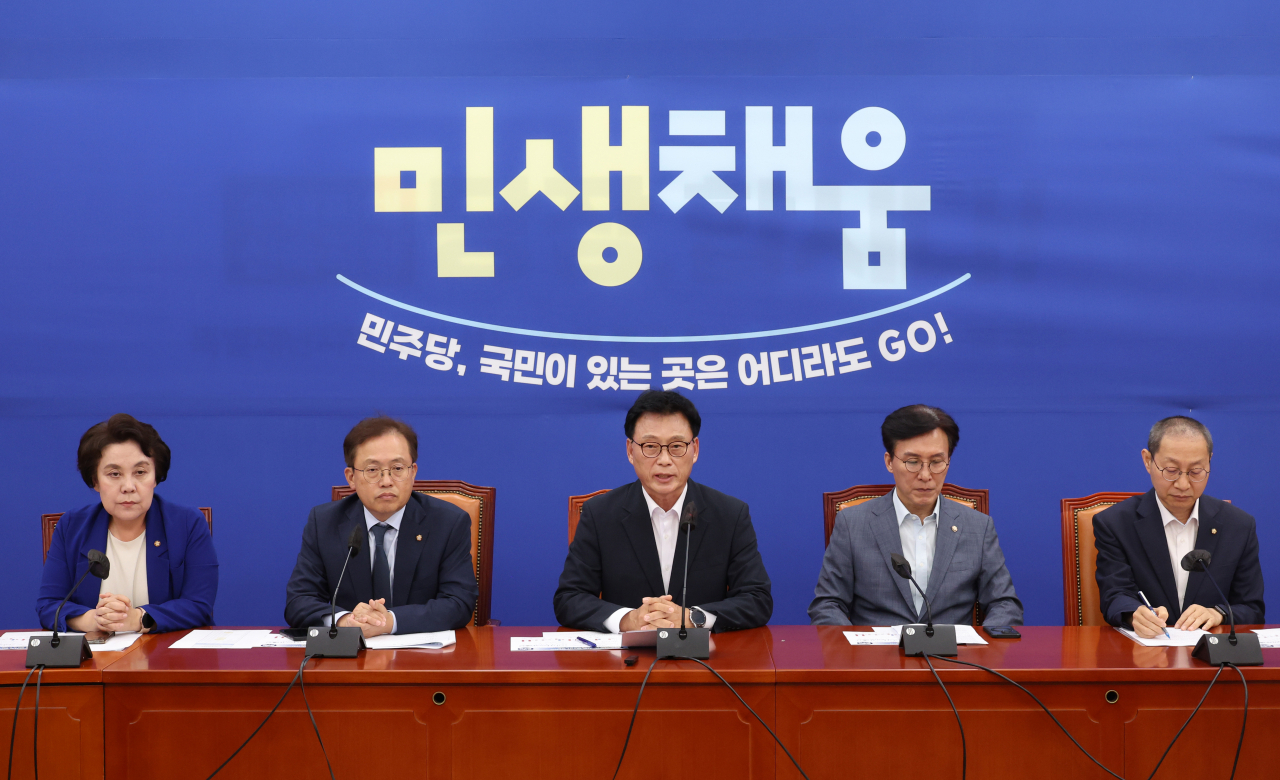 박광온 더불어민주당 원내대표가 12일 국회에서 열린 원내대책회의에서 발언을 하고 있다. [연합]