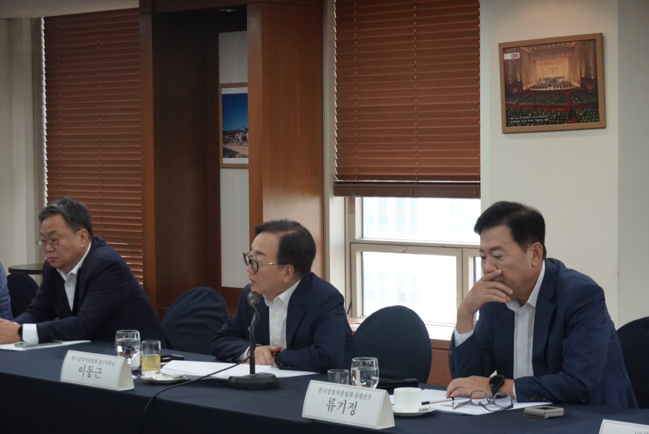 남용우(왼쪽부터) 경총 상무, 이동근 경총 상근부회장, 류기정 경총 총괄전무가 12일 오전 서울 프레스센터에서 열린 ‘주요 기업 인사노무담당 임원회의’를 진행하고 있다. [한국경영자총협회 제공]