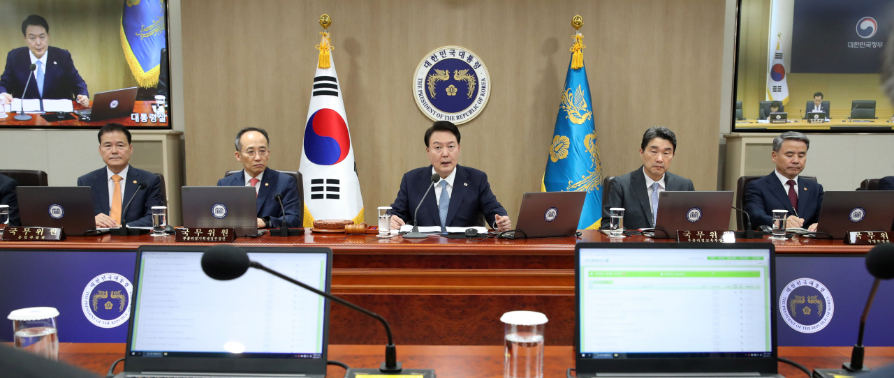 윤석열 대통령이 12일 서울 용산 대통령실 청사에서 국무회의를 주재하고 있다. [연합]