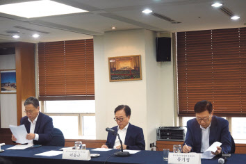 남용우(왼쪽부터) 경총 상무, 이동근 경총 상근부회장, 류기정 경총 총괄전무가 12일 오전 서울 프레스센터에서 열린 ‘주요 기업 인사노무담당 임원회의’를 진행하고 있다. [한국경영자총협회 제공]