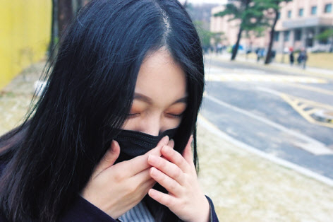 국내 연구진이 한약재의 알레르기 비염 치료효과를 과학적으로 입증하는데 성공했다. 사진은 알레르기 비염 환자 [헤럴드DB]