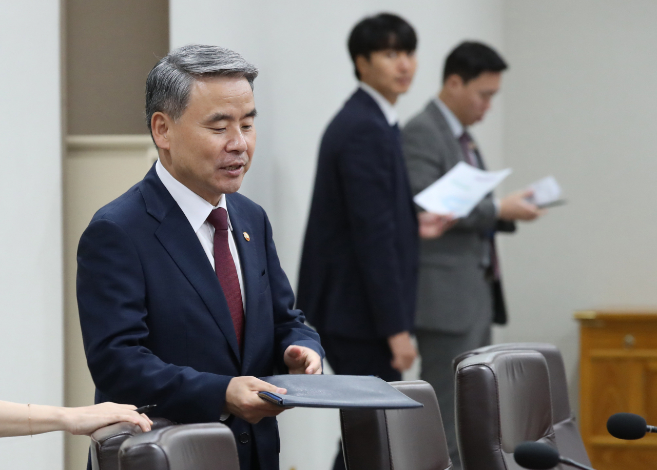 이종섭 국방부 장관이 사의를 표명한 것으로 12일 알려졌다. 이 장관이 서울 용산 대통령실 청사에서 열린 국무회의에 참석하고 있다. [연합]