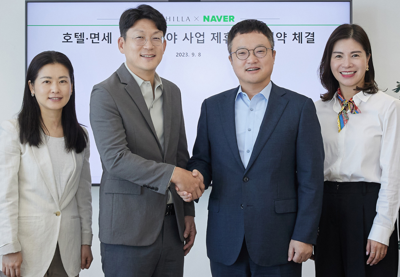 호텔신라는 8일 경기 성남시 분당구 소재 네이버 1784에서 네이버와 전략적 사업 제휴를 위한 양해 각서를 체결했다. 왼쪽부터 네이버의 이수현 책임리더·한재영 사업개발센터 총괄, 호텔신라의 김태호 TR부문장(부사장)·김보연 이커머스팀장(상무). [신라면세점 제공]