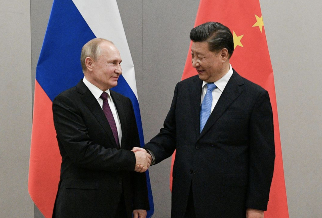 지난 2019년 브라질에서 열린 브릭스(BRICS) 정상회의에서 블라디미르 푸틴 러시아 대통령과 시진핑 중국 국가주석이 악수를 나누고 있다. [로이터]