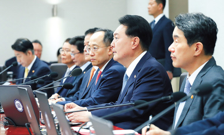 윤석열 대통령이 12일 오전 서울 용산 대통령실 청사에서 열린 국무회의를 주재하고 있다. 김정은 북한 국무위원장의 러시아 방문으로 양국간 무기거래에 대한 국제사회의 우려가 커진 가운데 열린 이날 회의에서 윤 대통령은 한·미·일의 대북 공조를 강조하는 한편, 중·러를 겨냥해 유엔 안전보장이사회 상임이사국으로서의 책임을 거듭 요구했다. [연합]
