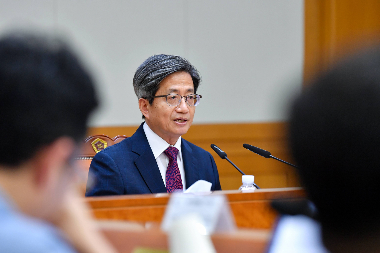 김명수 대법원장이 지난달 31일 서울 서초구 대법원에서 열린 법조기자단 간담회에서 발언하고 있다. [연합]
