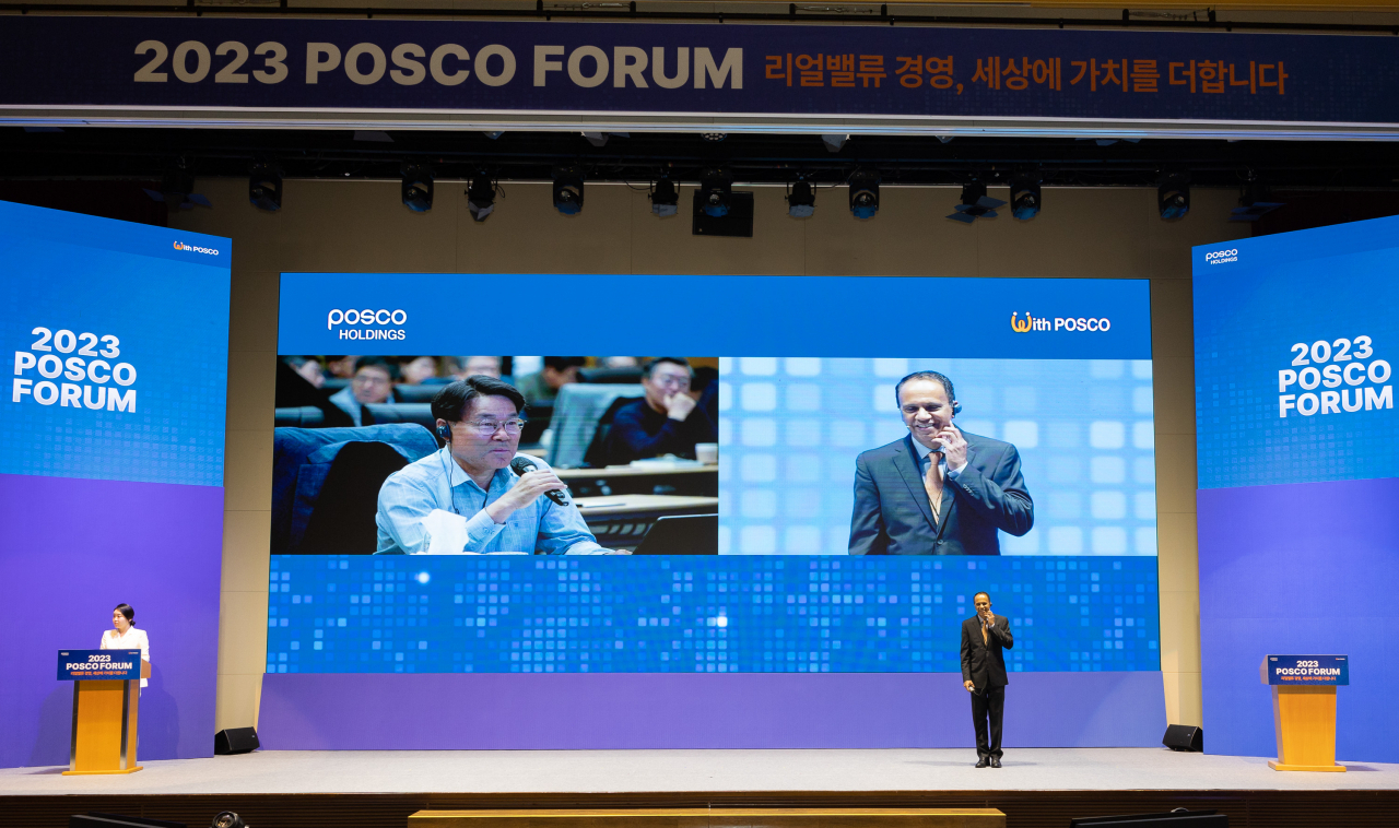 12일 송도 포스코 글로벌R&D센터에서 열린 ‘2023 포스코포럼’에서 최정우 포스코그룹 회장이 라즈 라트나카 듀퐁사 전략 담당 부사장과 대담하고 있다. [포스코그룹 제공]
