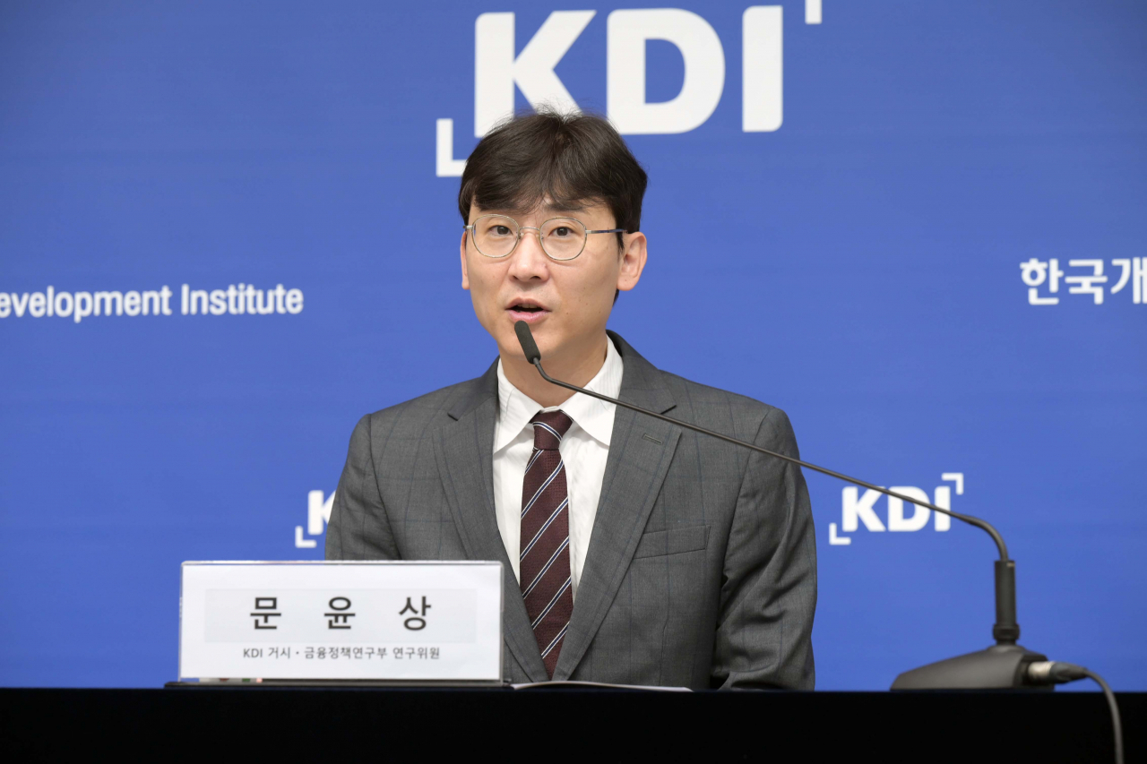 문윤상 한국개발연구원(KDI) 연구위원이 12일 정부세종청사 중앙동 기획재정부 기자실에서 전세보증금 반환보증제도 개선방안에 대해 발표하고 있다.[KDI 제공]
