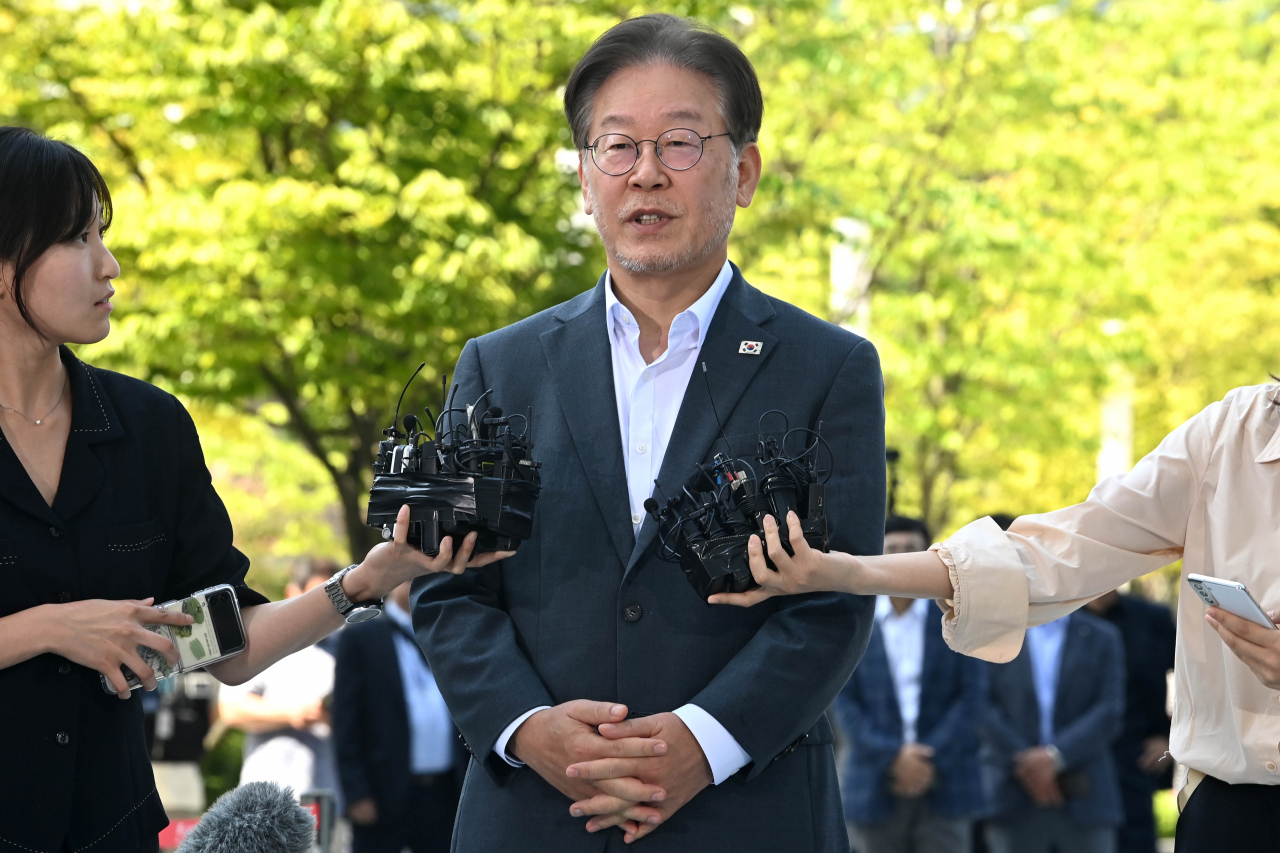 이재명 더불어민주당 대표가 '쌍방울 그룹 대북 송금' 의혹 관련 피의자 신분으로 조사를 받기 위해 12일 오후 경기도 수원시 영통구 수원지방검찰청으로 출석하고 있다. [연합]