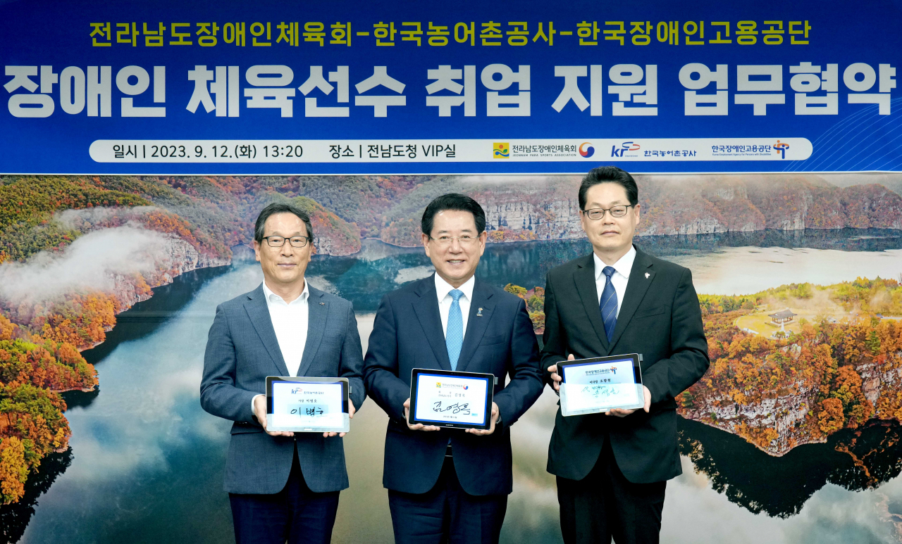 전남도장애인체육회는 12일 한국농어촌공사.한국장애인고용공단과 장애인 체육 취업 지원 업무협약을 체결했다