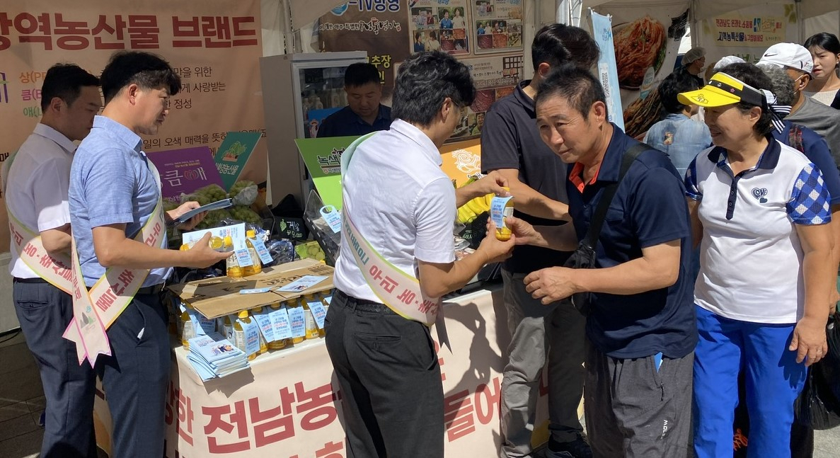 전남농협은 최근 서울 청계광장에서 고향사랑기부제 홍보 캠페인을 개최했다고 12일 밝혔다