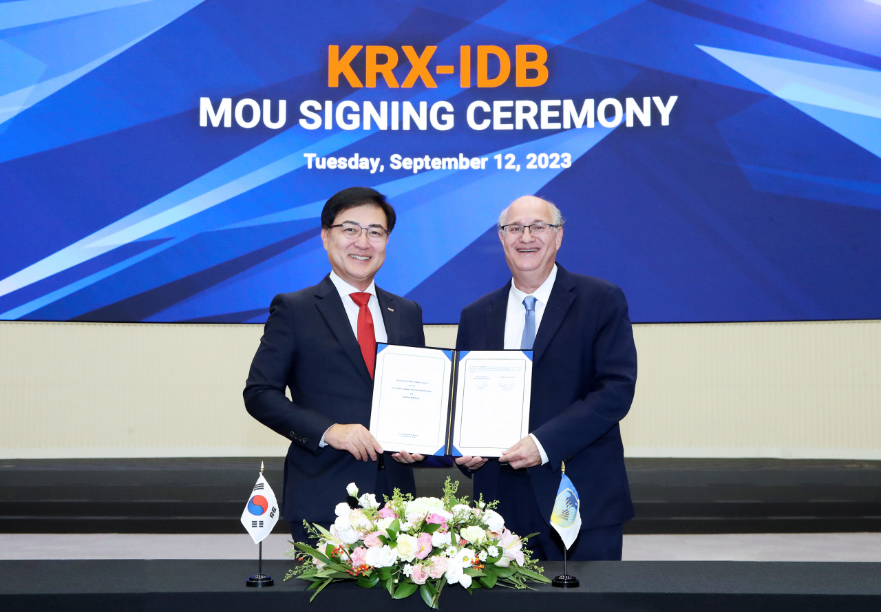 한국거래소는 12일 서울사옥 홍보관에서 미주개발은행과 중남미 자본시장 관련 공동연구, 중남미 자본시장 관계자 초청연수, 공동세미나 등이 주된 내용으로 포함된 상호협력에 관한 양해각서(MOU)를 체결하였다. [한국거래소 제공]