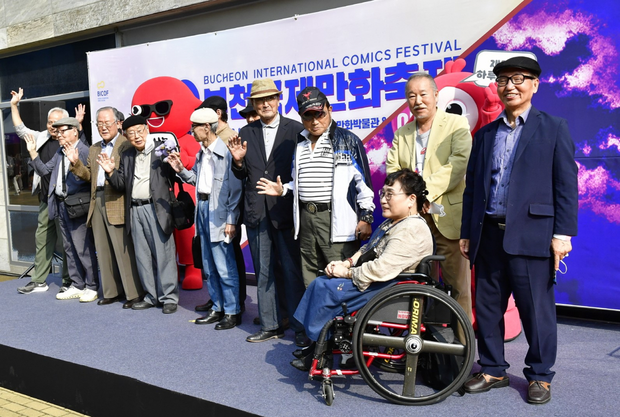 지난 축제때의 모습. K-만화, K-웹툰의 선구자, 원로만화가들이 단상에 올라 가슴을 뭉클하게 했다.