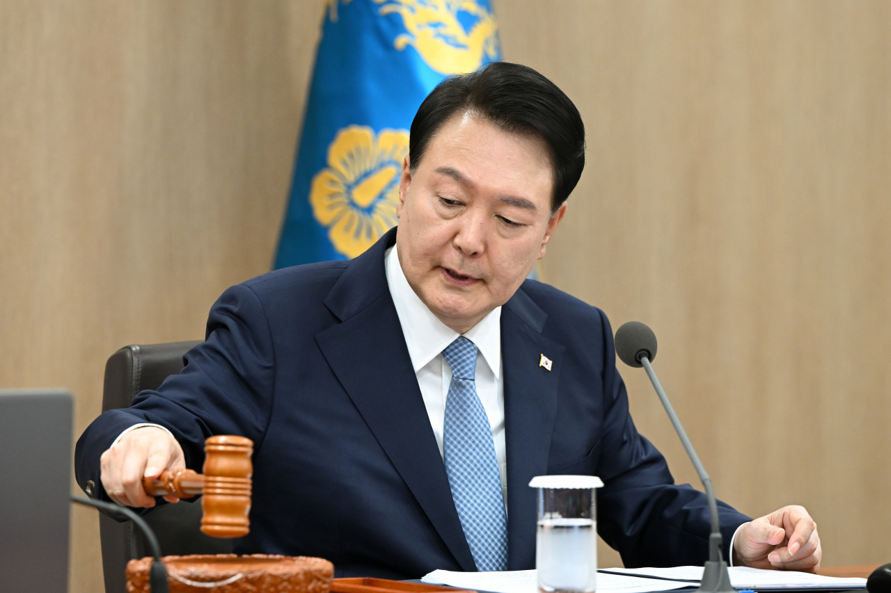 윤석열 대통령이 12일 서울 용산 대통령실 청사에서 열린 국무회의에서 개회선언을 하고 있다. [연합]