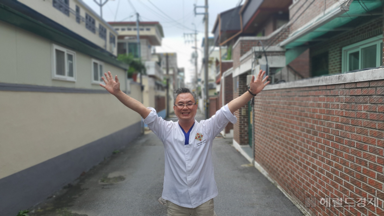 광주 최초의 대한민국 조리명장 안유성 가매 대표가 쇠락해 가던 농성상권 활성화 프로젝트에 나섰다. 서인주 기자