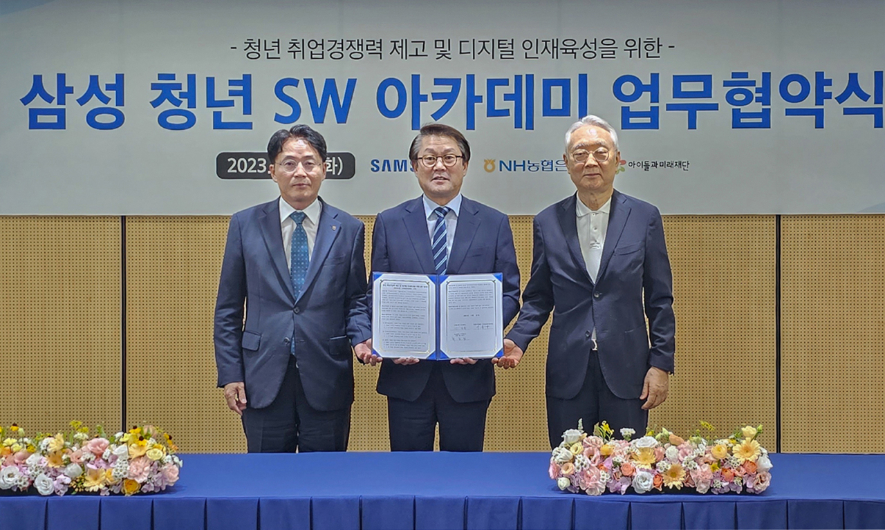 삼성과 NH농협은행이 12일 서울 강남구 SSAFY 서울캠퍼스에서 '청년 취업경쟁력 제고 및 디지털 인재육성을 위한 업무 협약'을 맺었다. (왼쪽부터) 이석용 NH농협은행 은행장, 박승희 삼성전자 CR담당 사장, 이훈규 아이들과미래재단 이사장. [삼성전자 제공]