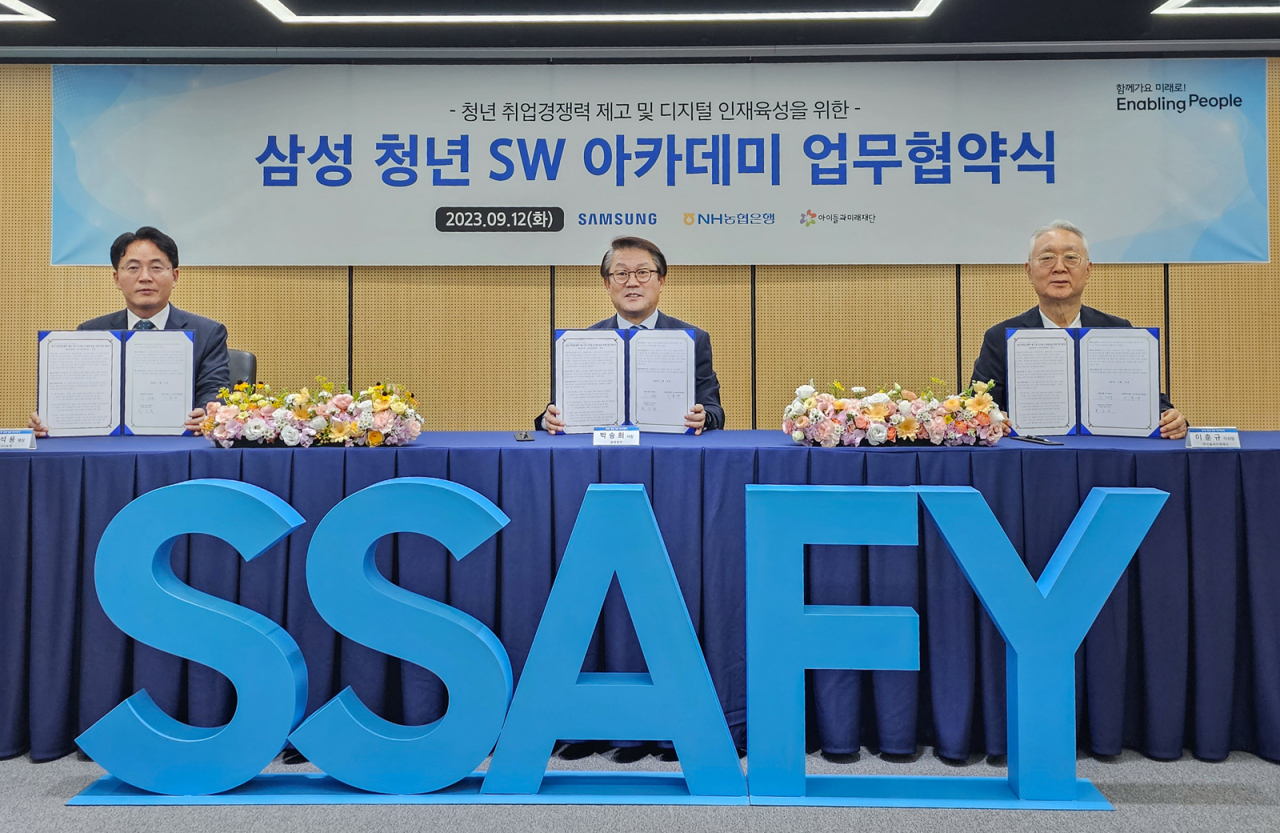 삼성과 NH농협은행이 12일 서울 강남구 SSAFY 서울캠퍼스에서 '청년 취업경쟁력 제고 및 디지털 인재육성을 위한 업무 협약'을 맺었다. (왼쪽부터) 이석용 NH농협은행 은행장, 박승희 삼성전자 CR담당 사장, 이훈규 아이들과미래재단 이사장. [삼성전자 제공]