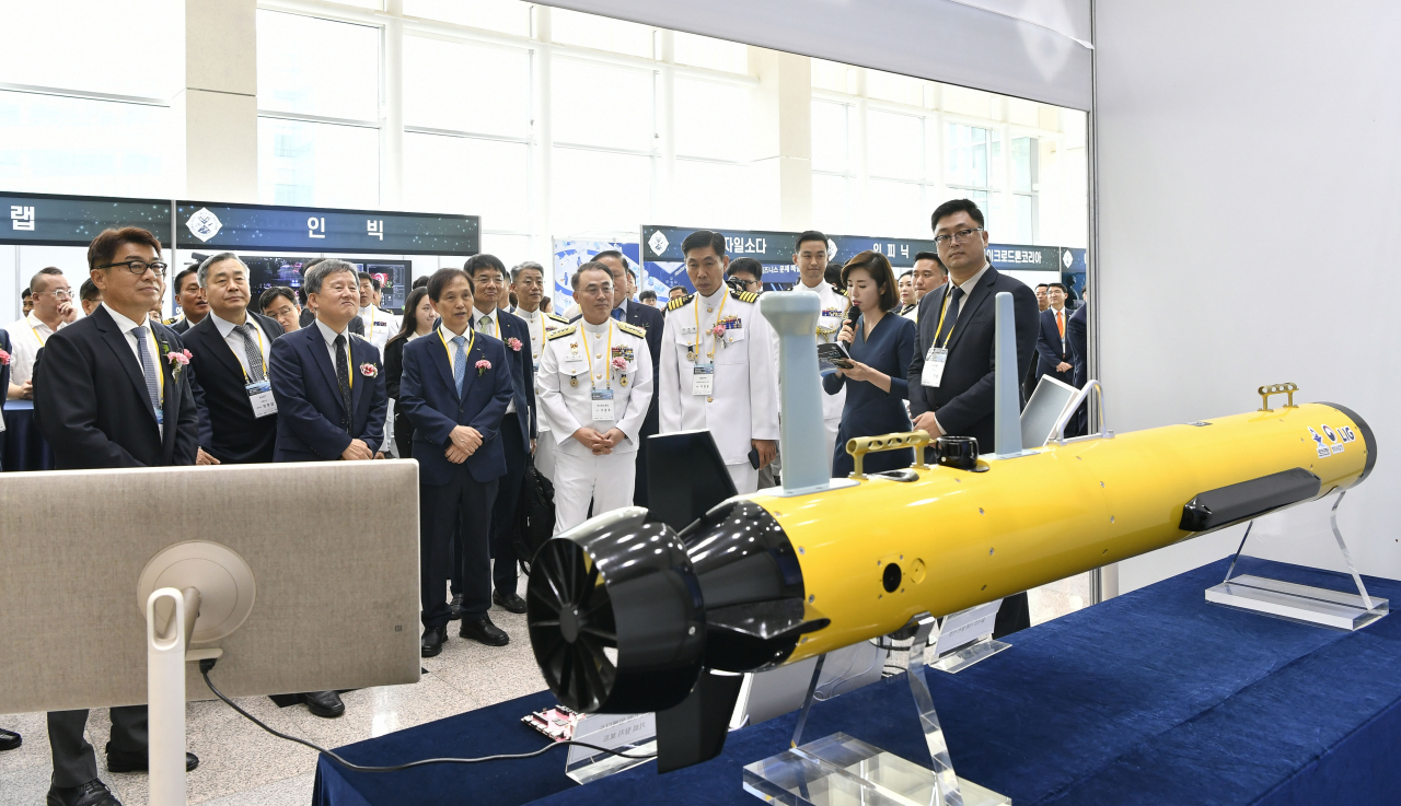 12일 한국과학기술원에서 열린 '2023 네이비 씨 고스트(Navy Sea GHOST) 발전 콘퍼런스'에서 주요 참석자들이 방위산업기업 전시부스를 관람하고 있다.[해군 제공]