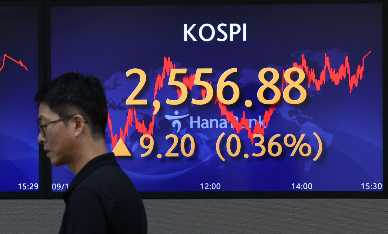 An electronic board showing the Korea Composite Stock Price Index at a dealing room of the Hana Bank headquarters in Seoul on Tuesday. (Yonhap)