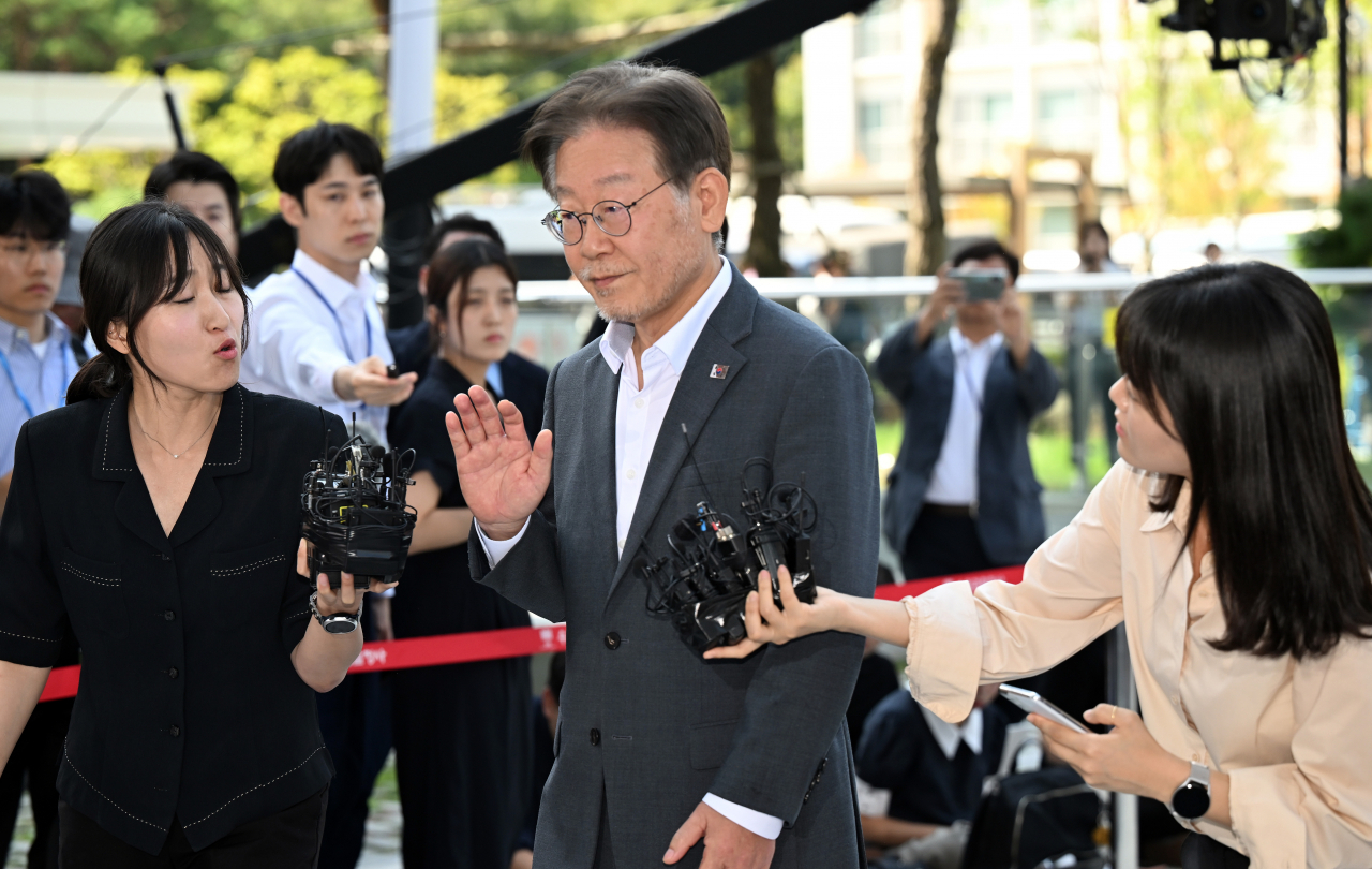 이재명 더불어민주당 대표가 ‘쌍방울 그룹 대북 송금’ 의혹 관련 피의자 신분으로 조사를 받기 위해 12일 오후 경기도 수원시 영통구 수원지방검찰청으로 출석하고 있다. [연합]