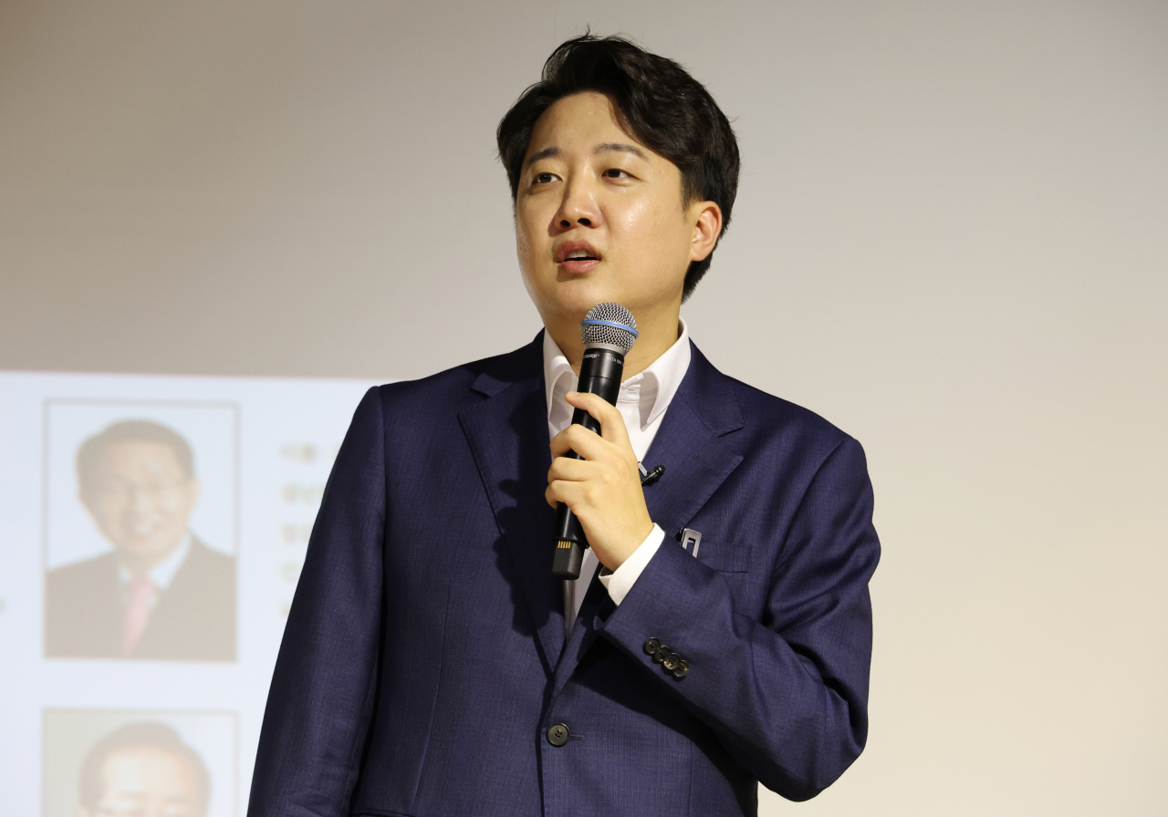 이준석 국민의힘 전 대표가 12일 경북 경산시 대구대학교 웅지관에서 초청 특강을 하고 있다. [연합]