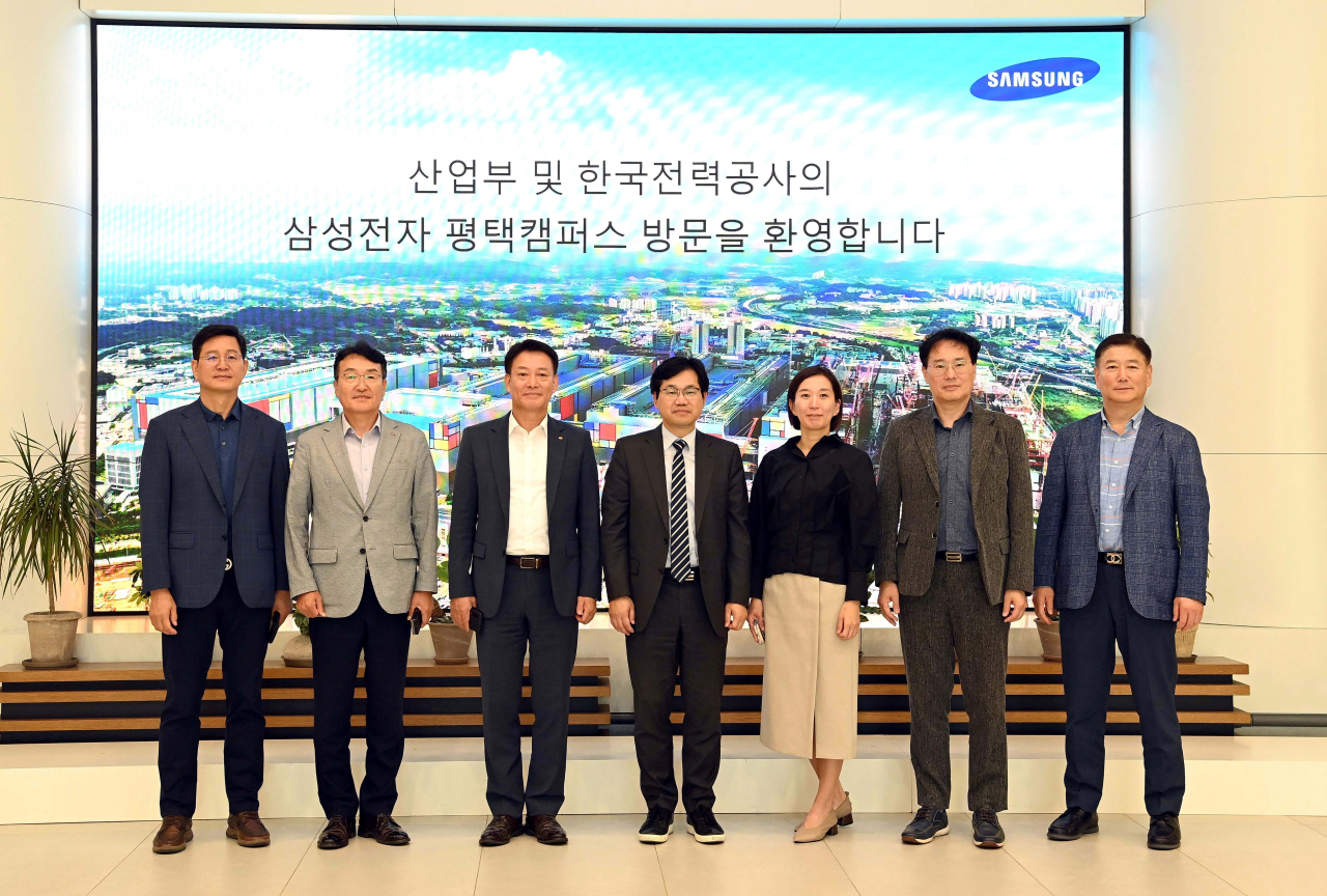천영길(가운데) 산업통상자원부 에너지정책실장이 12일 경기 삼성전자 평택캠퍼스를 방문해 관계자들과 기념촬영을 하고 있다. [한국전력 제공］