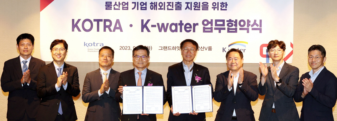 코트라와 한국수자원공사는 12일 ‘2023 글로벌 모바일 비전’ 현장에서 우리 물산업 기업의 해외진출 지원을 위한 업무협약을 체결했다. 정외영(왼쪽 네 번째) 코트라혁신성장본부장과 류형주(오른쪽 네 번째) 한국수자원공사 경영부문장. [코트라 제공]