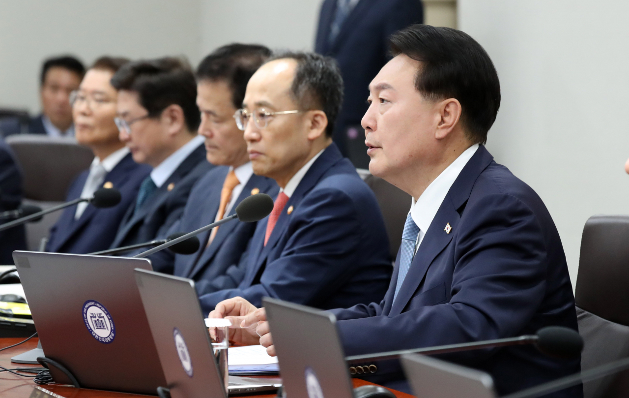 윤석열 대통령이 12일 서울 용산 대통령실 청사에서 열린 국무회의에서 발언하고 있다. [연합]