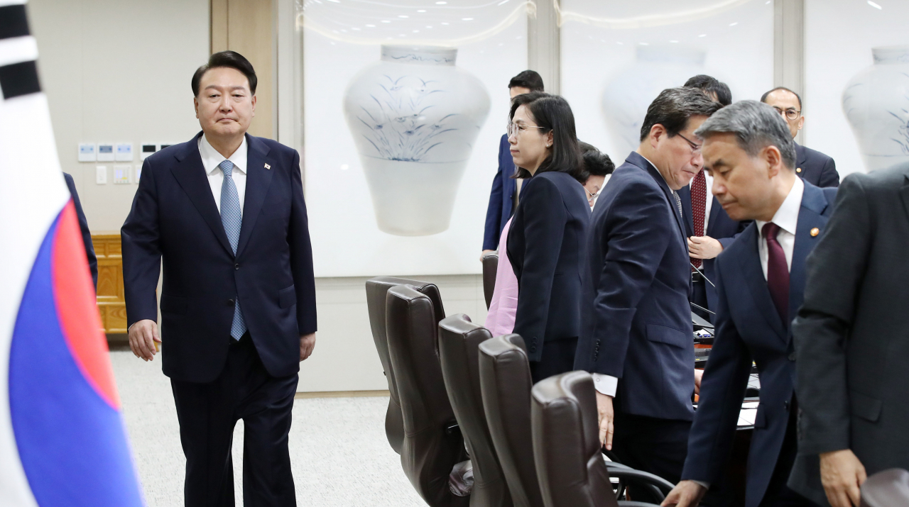 윤석열 대통령이 12일 서울 용산 대통령실 청사에서 열린 국무회의에 입장하고 있다. [연합]