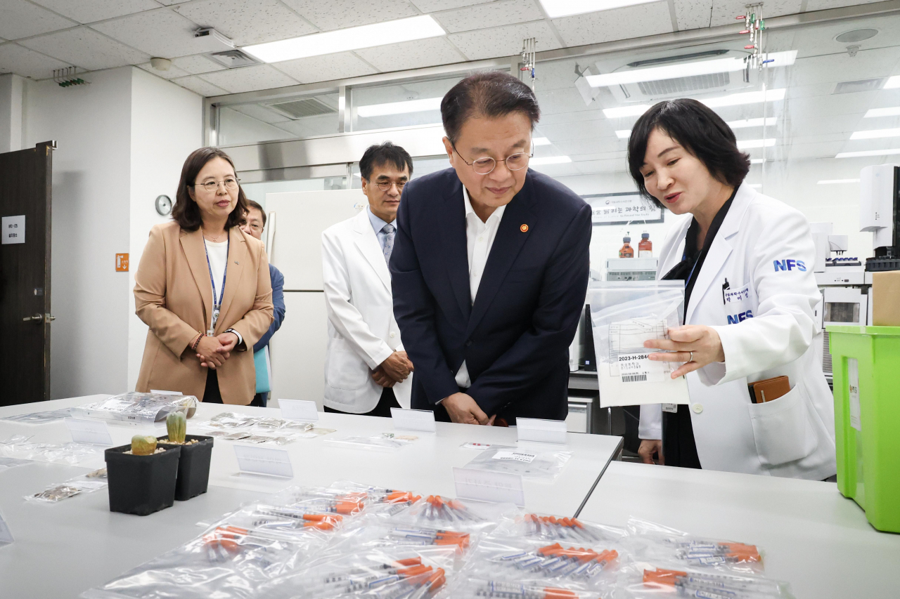 방기선(왼쪽 두번째) 국무조정실장이 12일 서울 양천구 국립과학수사연구원 서울과학수사연구소를 방문해 마약 수사 관련 업무 현황을 보고받고 있다. [국무조정실 제공］