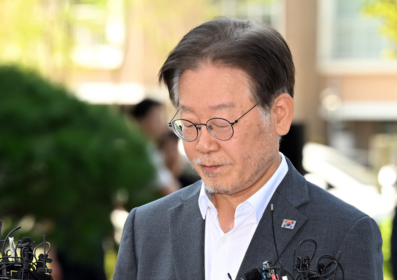 이재명 더불어민주당 대표가 ‘쌍방울 그룹 대북 송금’ 의혹 관련 피의자 신분으로 조사를 받기 위해 12일 오후 경기도 수원시 영통구 수원지방검찰청으로 출석하고 있다. [연합]