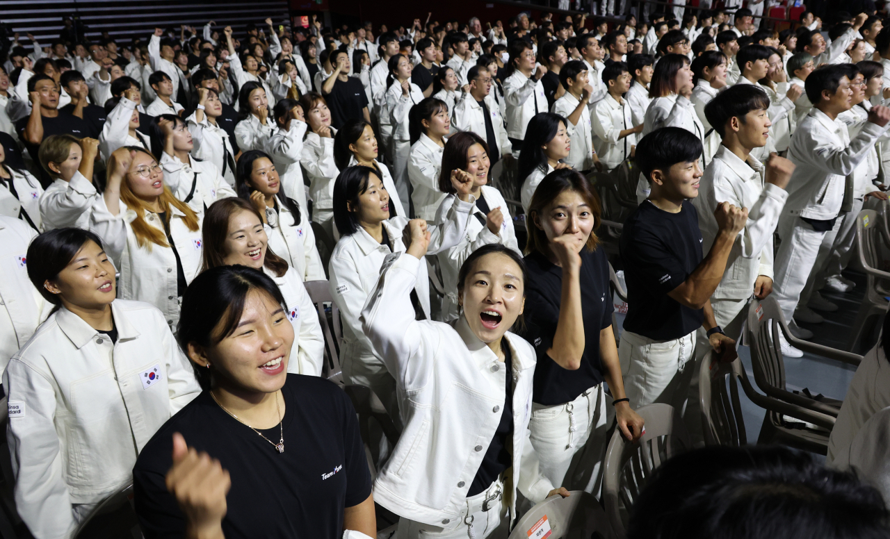 항저우 아시안게임 선수단 결단식에서 선수들이 파이팅을 외치며 기념촬영을 하고 있다. 연합뉴스