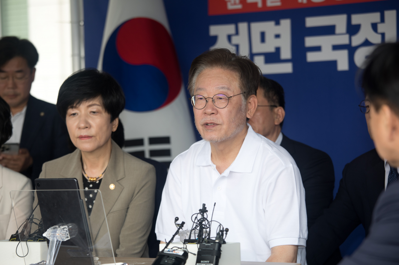11일 오전 더불어민주당 이재명 대표가 국회앞 천막에서 단식농성을 12일째 이어가고 있다. 더불어민주당 중진의원들이 천막을 찾아 건강을 염려하며 단식을 중단 할 것을 요구하고 있다. 이상섭 기자