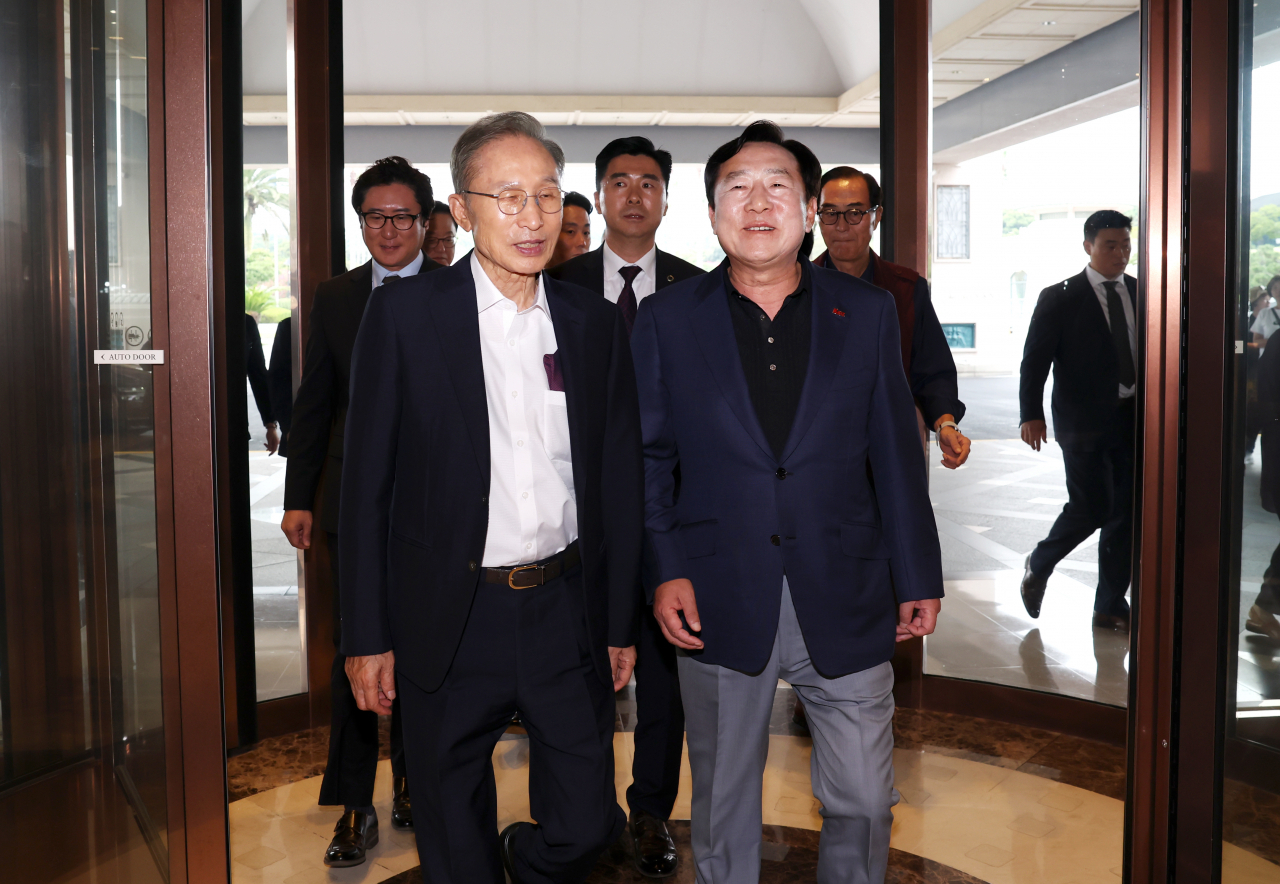 이명박 전 대통령이 12일 롯데호텔 제주에서 열린 ‘2023 중소기업 리더스포럼’ 개막식에 참석하기 위해 김기문 중소기업중앙회장과 함께 행사장에 들어서고 있다. [중기중앙회 제공]